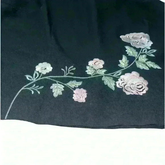 Embroidered Floral Sleeveless Blouse - Picture 2 of 4